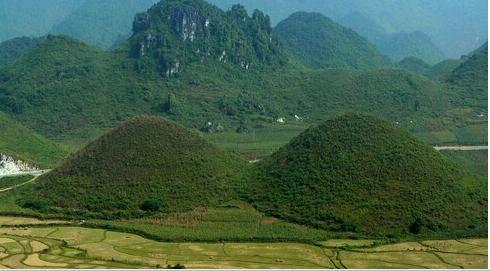 金星峰金星峰:指頂部圓淨呈弧狀隆起的山形.