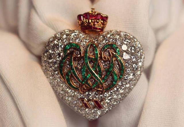 珠宝上由祖母绿镶嵌字母w和e,罗马数字xx由红宝石切割而成,呼应公爵