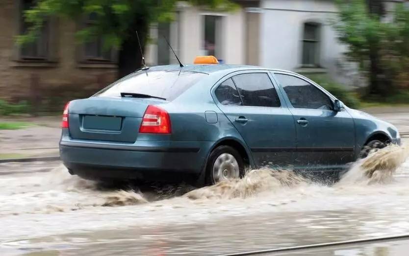 駕車遭遇洪水應該怎麼做?趕緊學習這些知識.