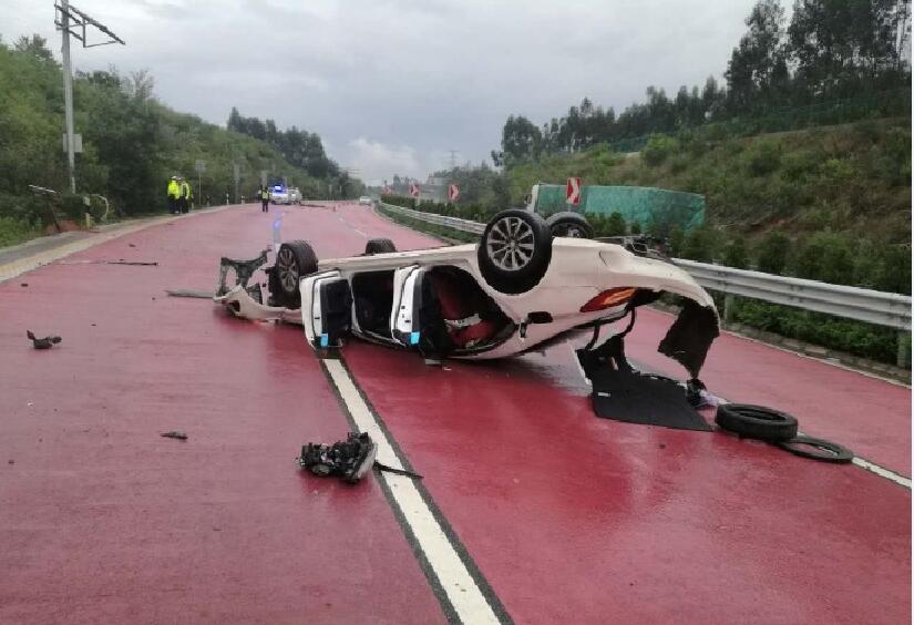 雲南車主高速發生交通事故撞上導向標誌車輛仰翻