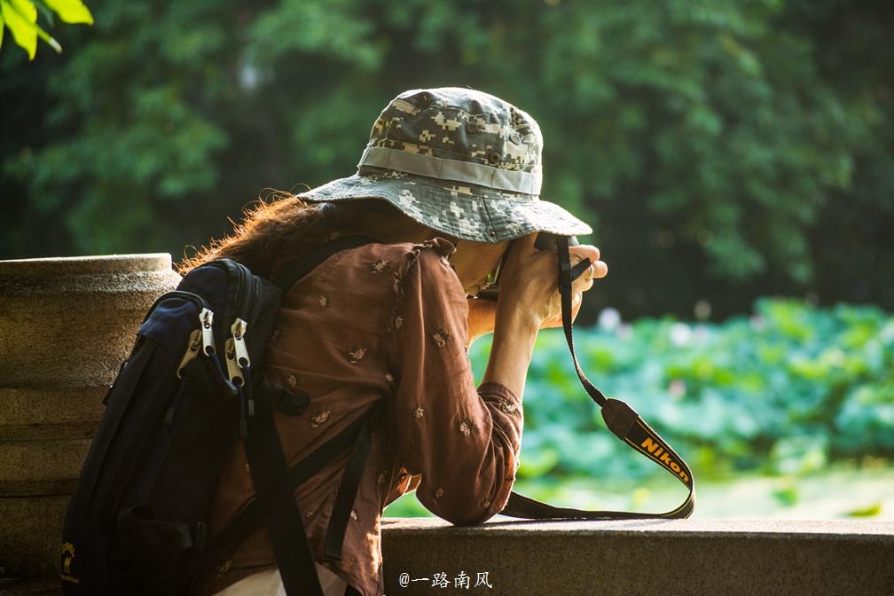 不過荷花一直不是我鏡頭裡的主角,拍荷人才是最美的風景