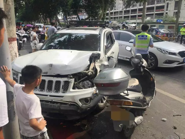 南阳独山事件车祸图片