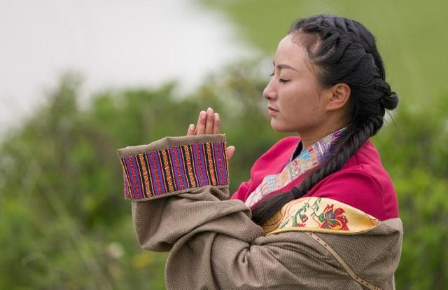 藏族女大学生三郎卓玛我爱我的月亮湾