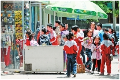 学校旁边小卖店"五角零食"泛滥,不管是校门口还是街边.