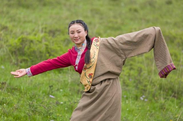 藏族女大学生三郎卓玛我爱我的月亮湾