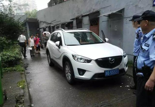 浙b5555车乱停被砸 后窗玻璃几乎完全粉碎_搜狐汽车_搜狐网