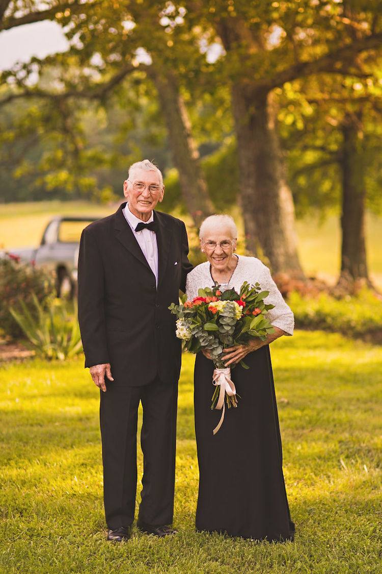 相守65周年的老夫妻为纪念婚姻生活拍摄甜蜜的照片