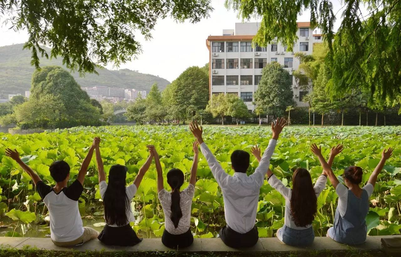 吉首大学风雨湖塘