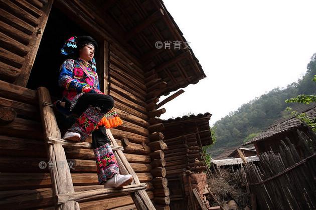 小伙子|男女未婚青年到公房里谈情说爱，整夜不睡清晨离去