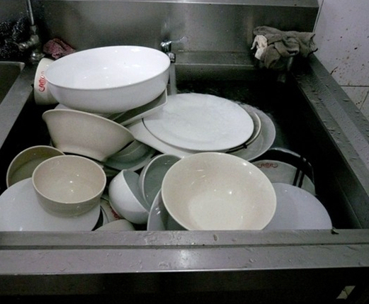 一堆脏碗图片