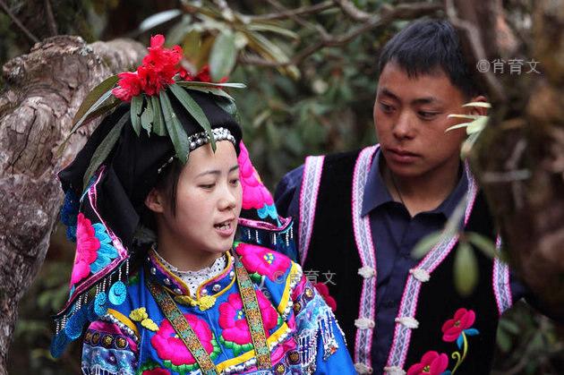 小伙子|男女未婚青年到公房里谈情说爱，整夜不睡清晨离去