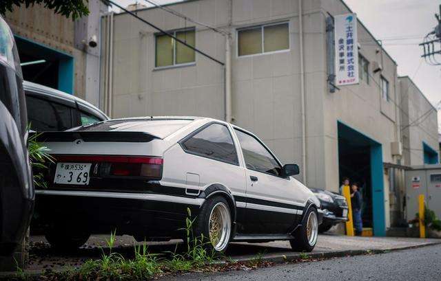 ae86車身重量很輕,原廠重量只有900kg,這樣的車身重