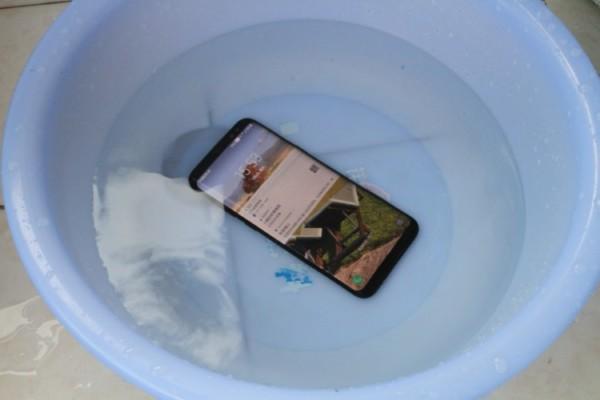 手机掉水盆里的图片图片