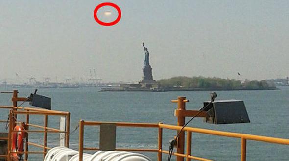 外星人到纽约观光?巨型ufo出现在自由女神像上空
