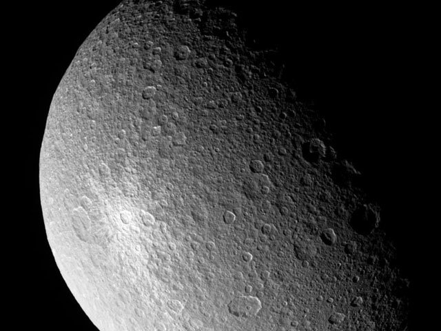卡西尼号于四月份飞掠瑞雅(土卫五)时拍摄了这个斑点十分精细的影像