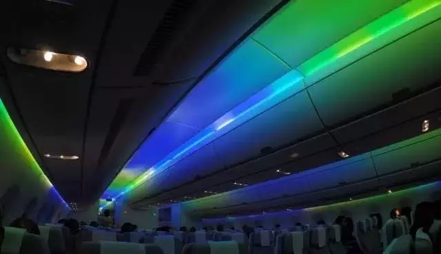你知道飞机上的灯光是怎么定的吗