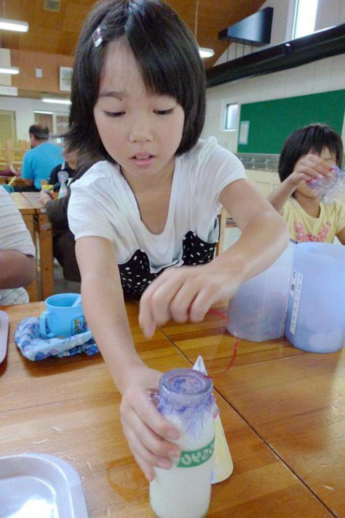 日本小学生在学校吃午饭 几个规矩让大人汗颜