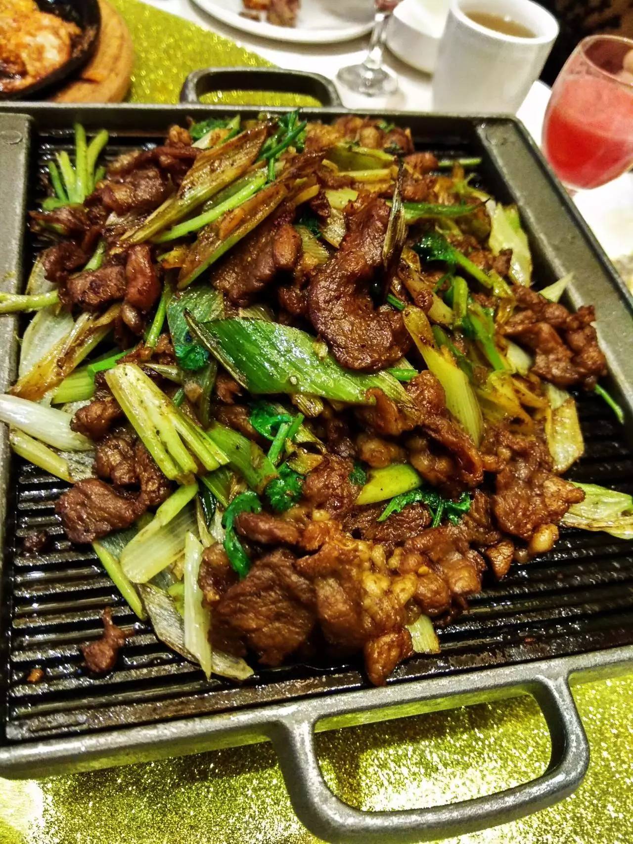 貝勒爺羊肉是北京炙子羊肉的衍生款,羊肉配著香菜在鐵板上煎的滋滋