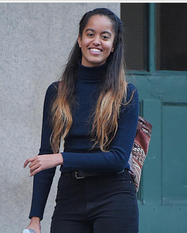 奥巴马19岁女儿现身街头,装扮朴素