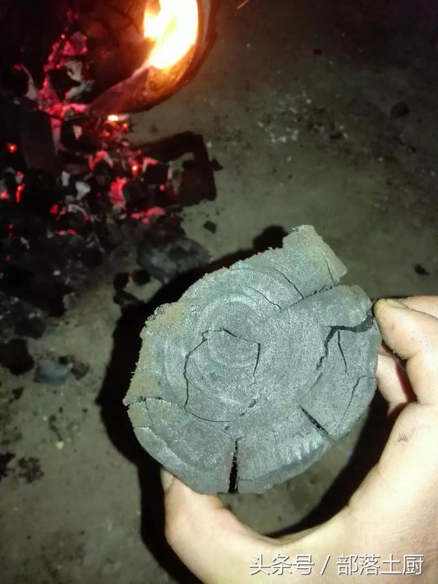 家庭制作木炭的土闷法图片