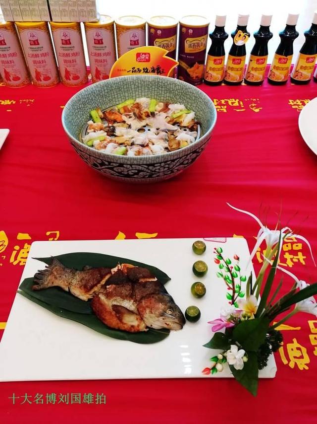 长刘亮枢给获得季军的大厨颁奖季军:菌食尚餐饮管理有限公司梁德政