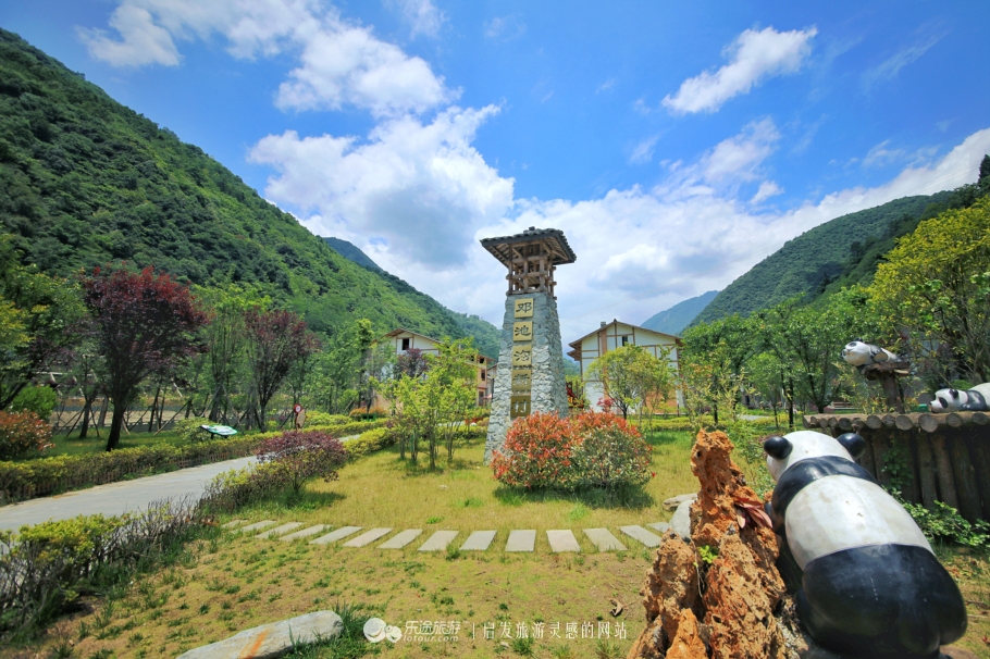 鄧池溝景區內群山環繞,翠谷縱橫,森林茂密,是大熊貓,金絲猴等珍稀動物