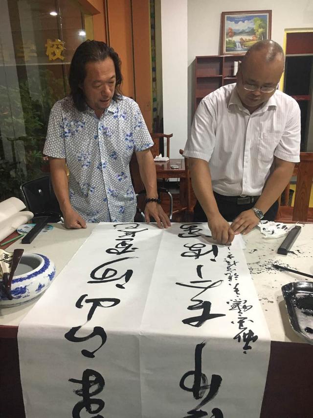 著名书画评论人张守信参观油画家胡松工作室并题字