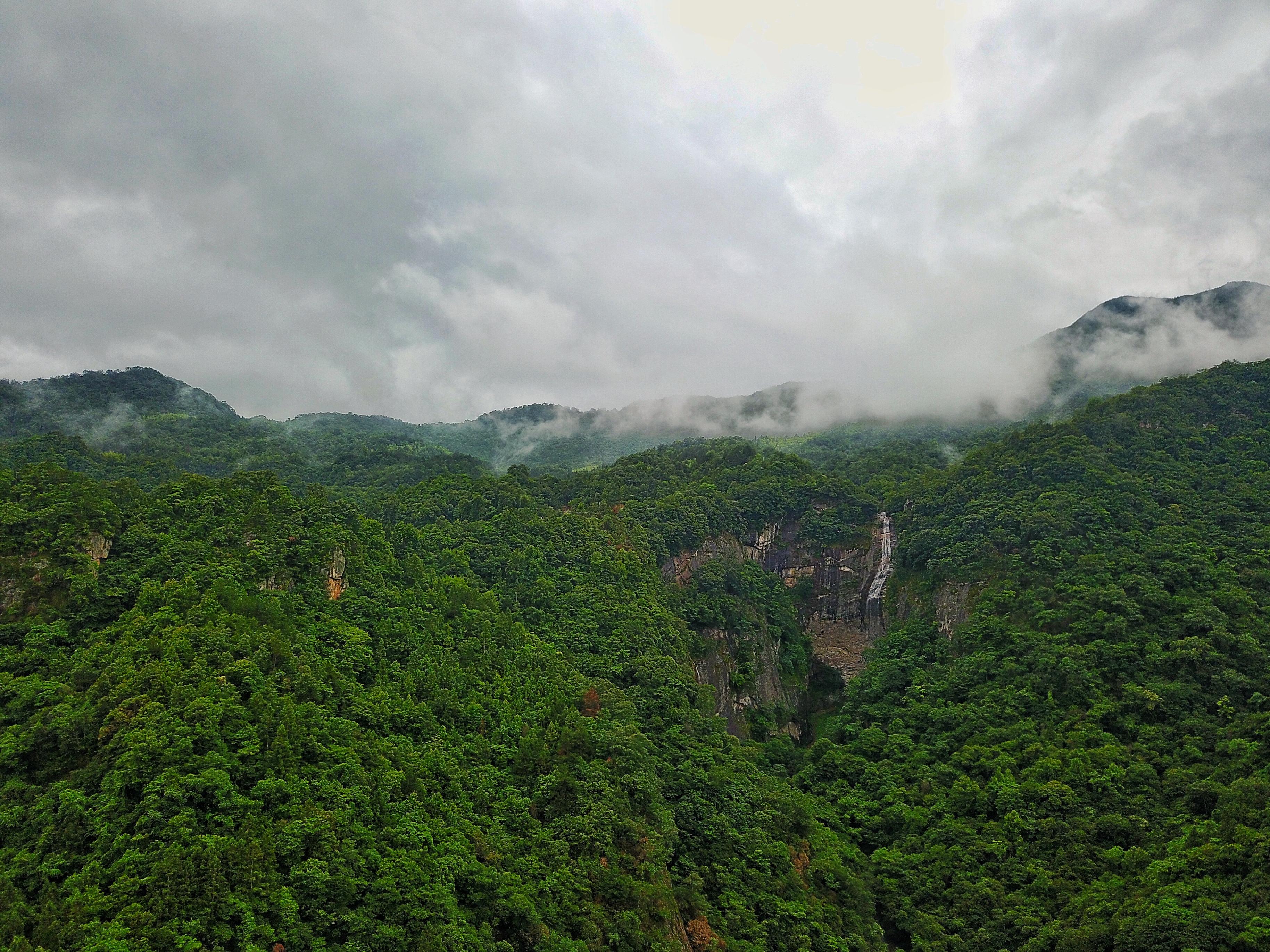 燕子河大峡谷天坑图片