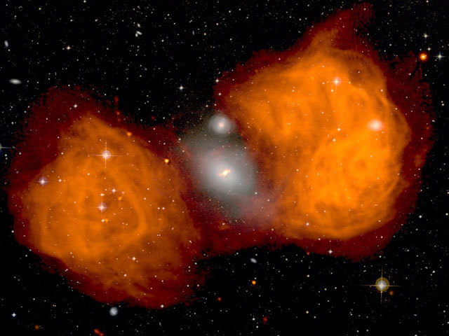 在中央是一个编号为 ngc 1316的大型而罕见的椭圆星系