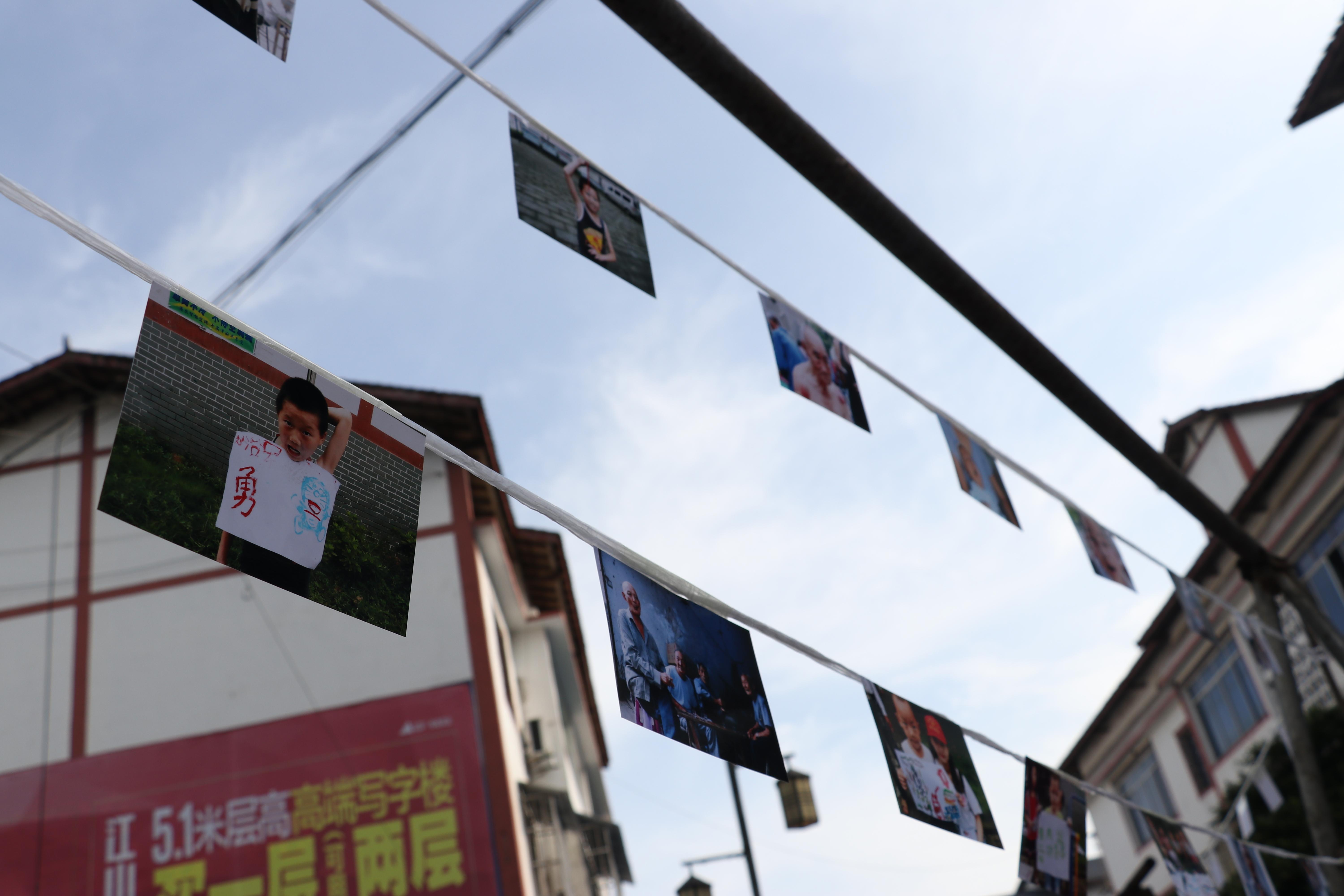 近日,重庆邮电大学"乡梦青邮"团队在江津区燕坝村举办了影展,用一张张