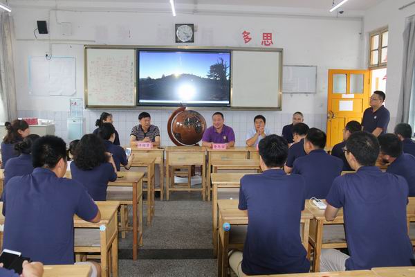 联谊会上,东海二中副校长李冬雷向校友们介绍了学校近年来