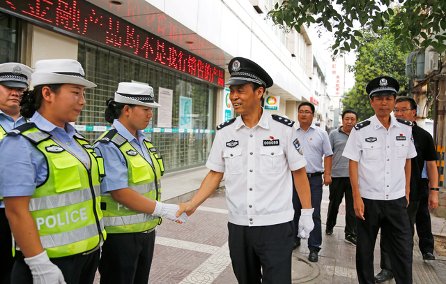 7月15日下午,陝西省交警總隊政委李昌在渭南市交警支隊支隊長閆豐勝