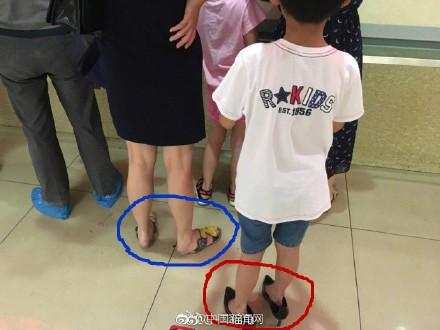 母子医院互换鞋子穿男孩脚踩黑色高跟鞋惹人眼