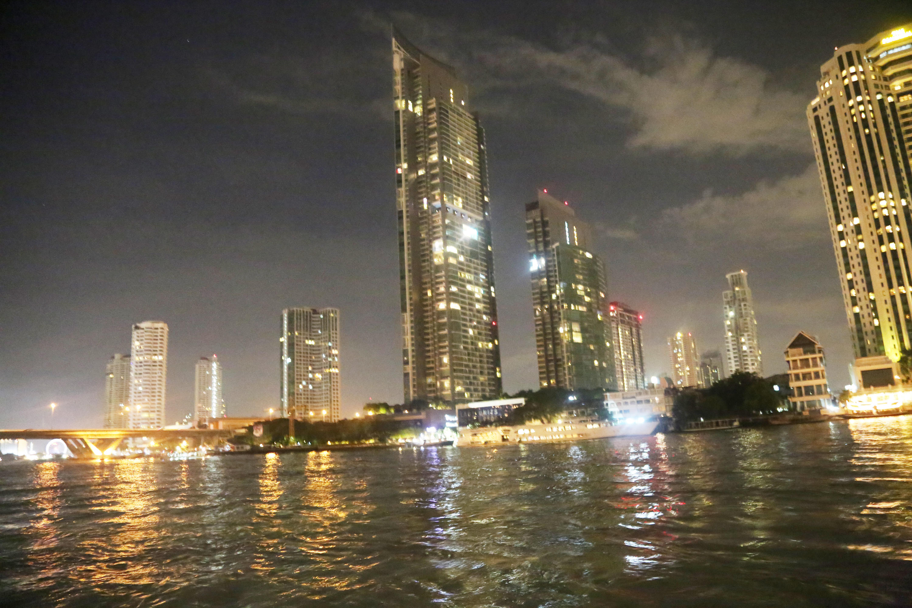 怀念湄南河夜色,怀念那些年,一起在泰国追的女孩