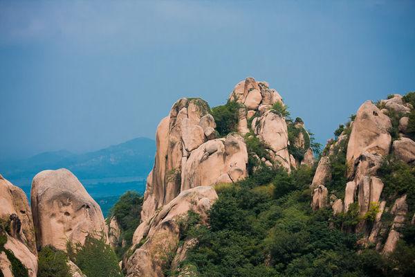 山势嵯峨怪石林立石猴仙山