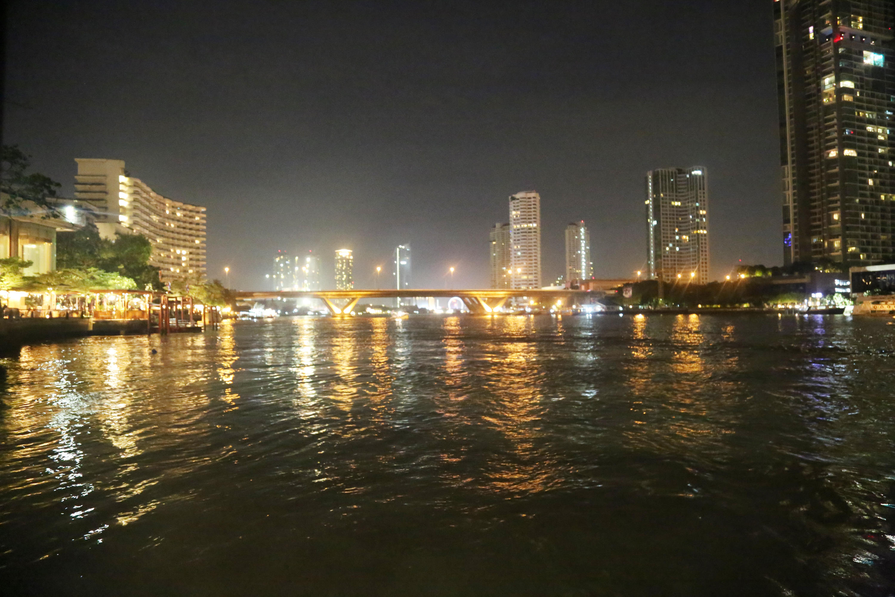 湄南河夜景图片