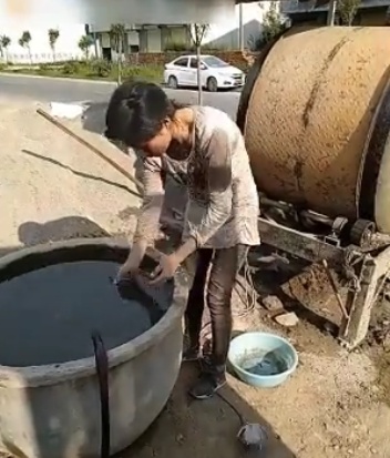 這是扛水泥的90後女孩,為了生活不怕髒不怕累