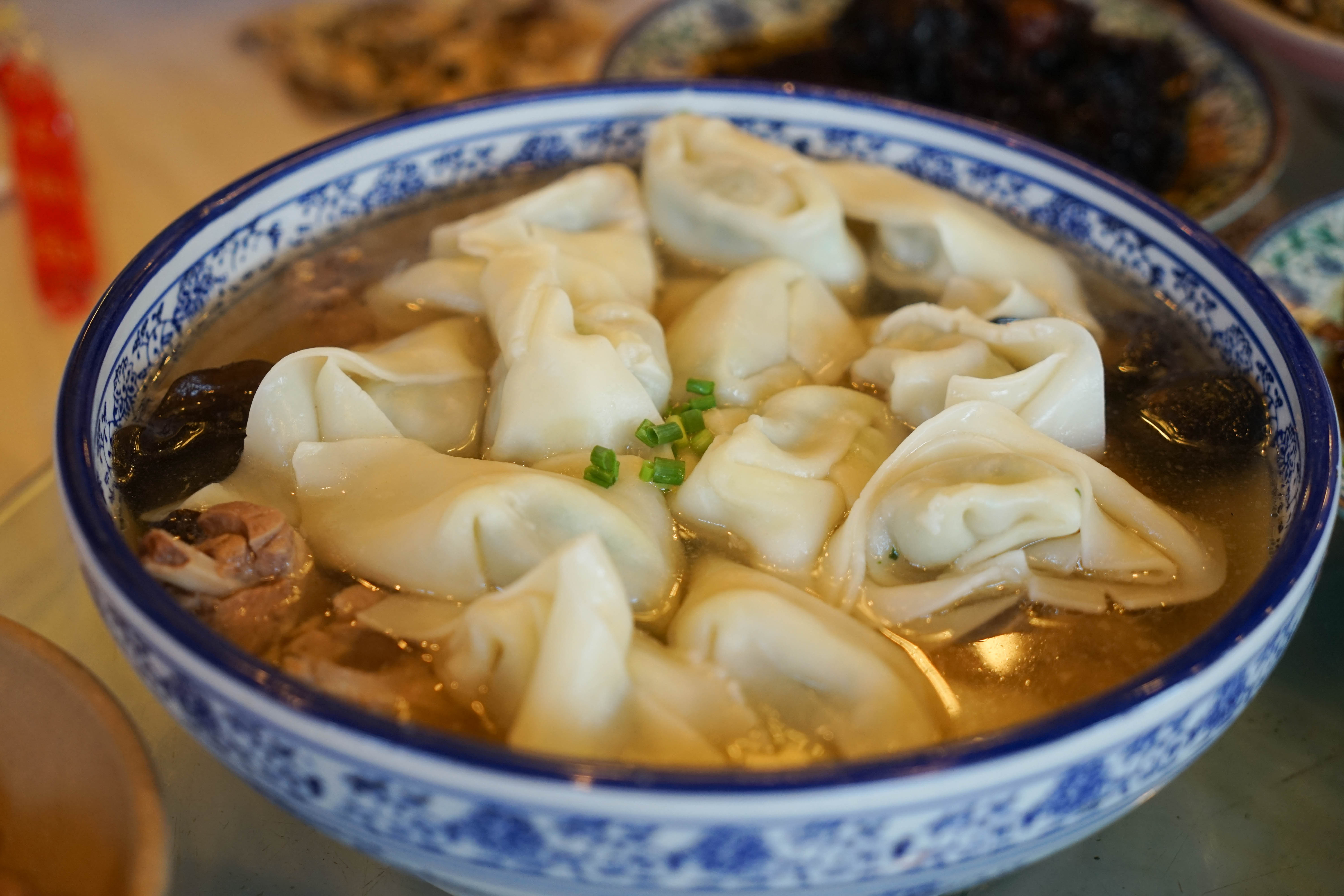 西塘,吃就成了必不可少的一个节目,从当地的特色菜到街边巷尾的小吃