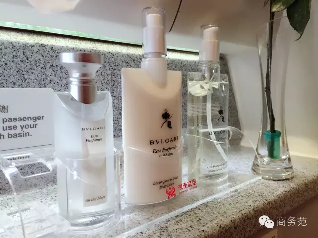 bvlgari香水,還配備有eau parfumée au thé noir黑茶古龍水自然噴霧