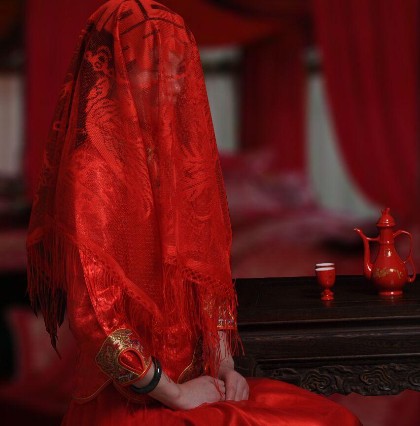 中式结婚礼服的红盖头,秤杆挑起方能一睹芳容!