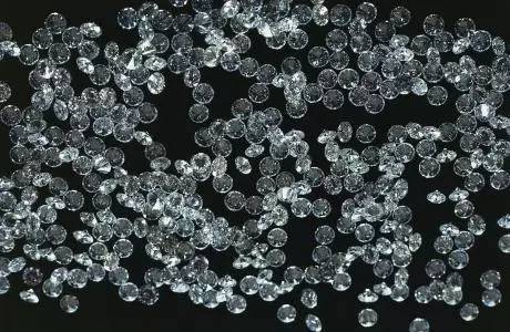 安特卫普加工着占世界 三分之一份额的钻石,从15世纪中叶开始成为世界
