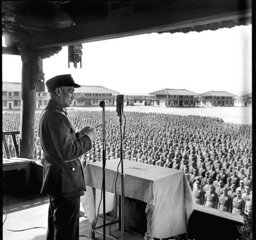 4,1937年7月17日上午,蒋介石在"庐山谈话会"上正式发表《抗战宣言》