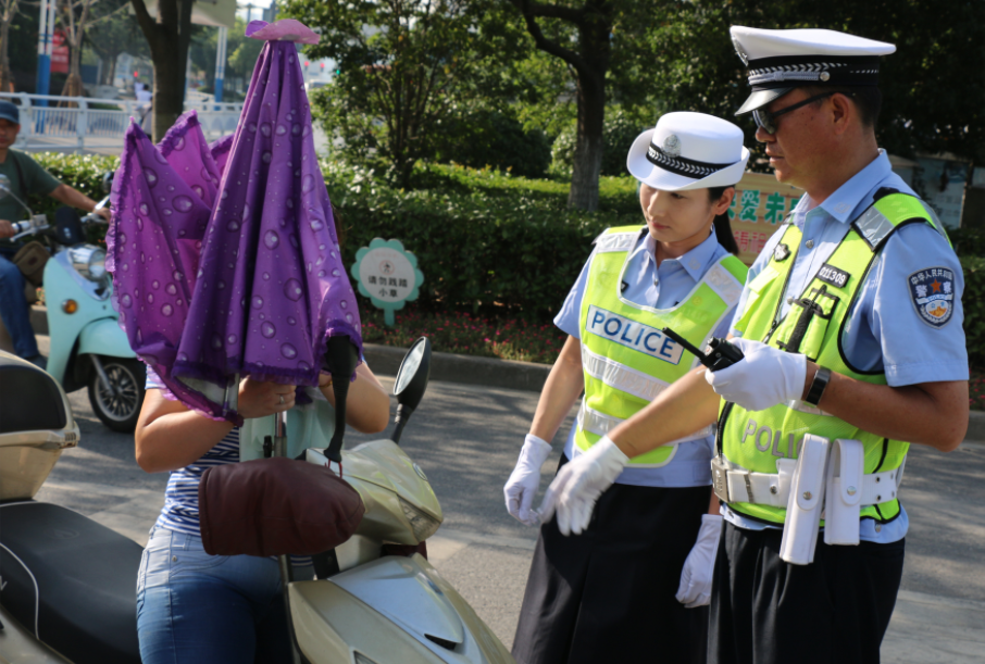 芜湖镜湖交警大队民警烈日下疏导交通