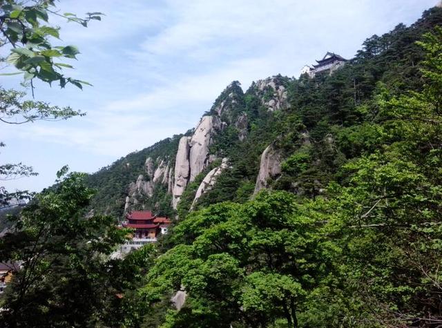 藏匿在海拔六百多米九華老街深處,與化城寺,旃檀林毗鄰,東面是開山祖