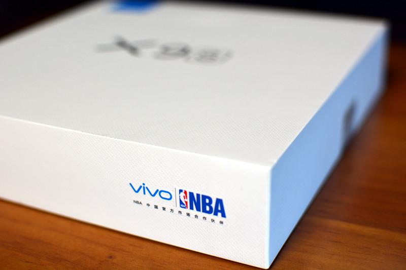 vivo作為nba 中國官方市場合作夥伴vivo x9s白色外盒分外精緻打開包裝