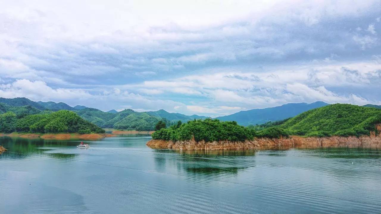 梅山湖長達數十公里,庫區沿岸風光秀麗,名勝古蹟眾多,有意思的是其中