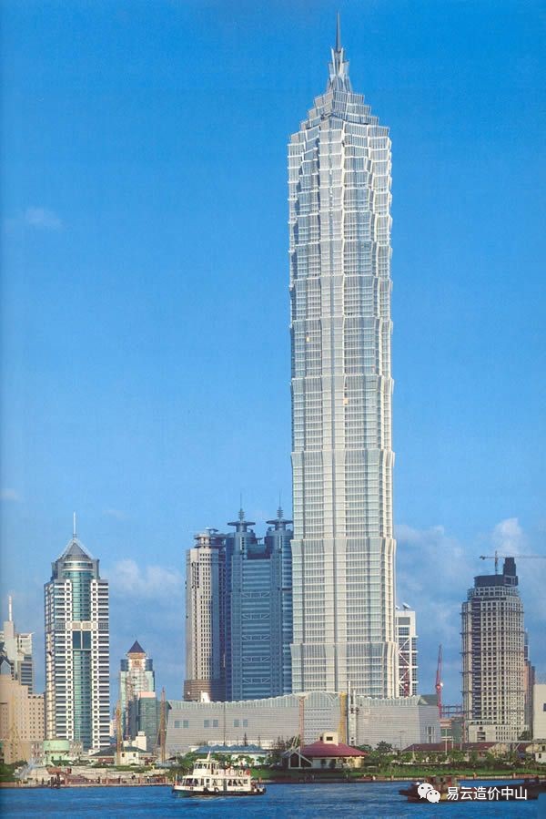 比如,420米高的金茂大厦,其建造投资成本高达每平方米2万元,每天用于