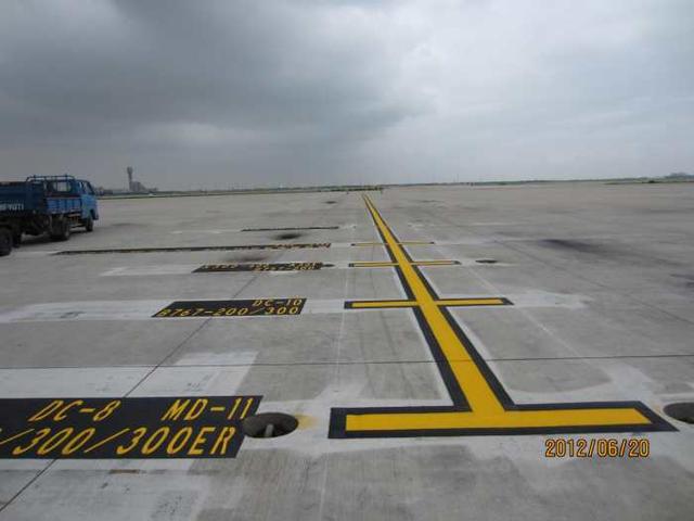 机场停机坪划线图片