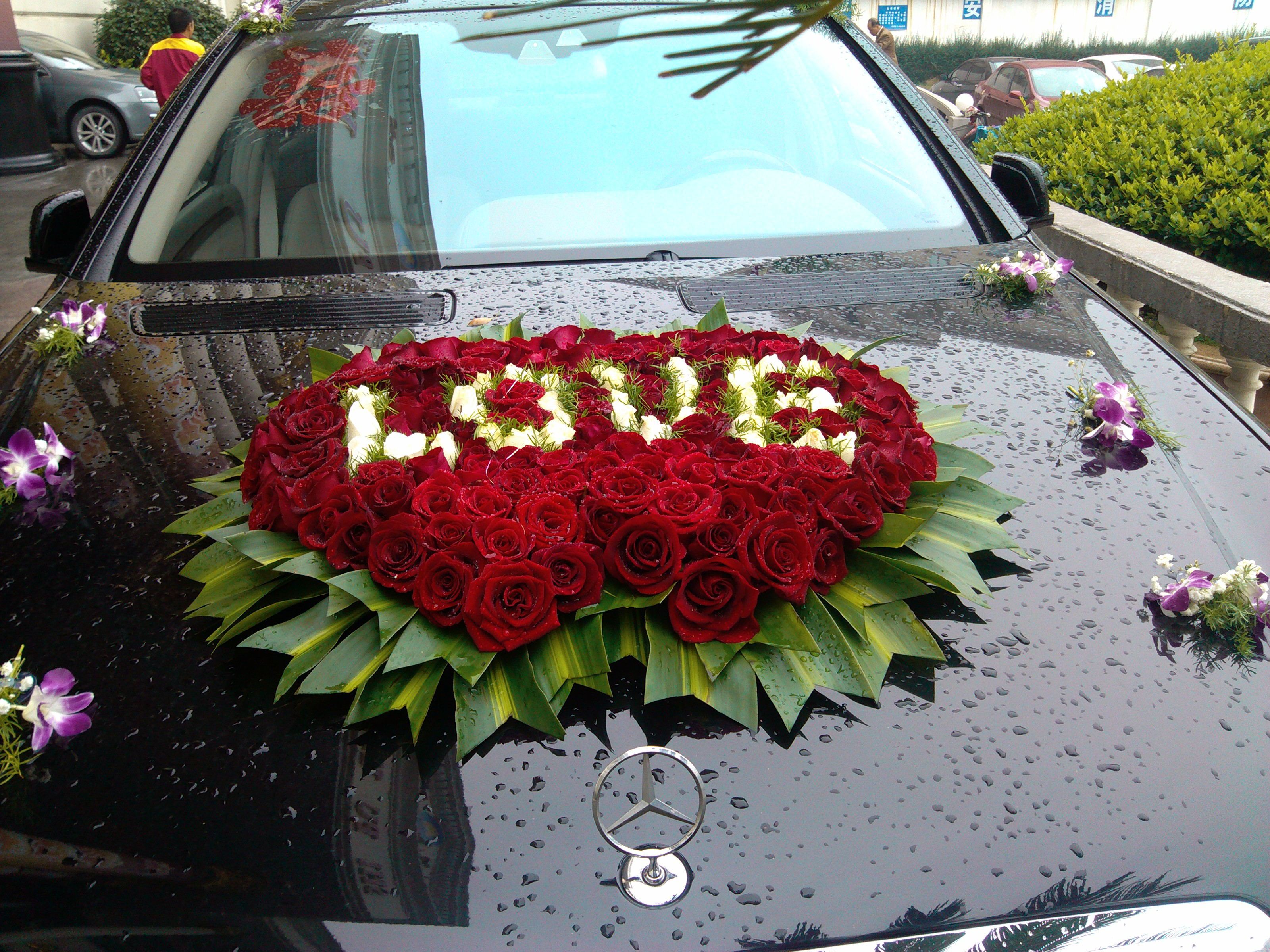 婚车用心形鲜花来布置,简直浪漫的无以复加!