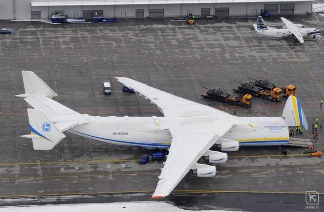 安-225運輸機是蘇聯針對暴風雪號航天飛機與其他火箭設備之運輸需求